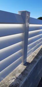 Pose d’une clôture ajourée en PVC blanc à La Ciotat