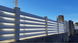 Pose d’une clôture ajourée en PVC blanc à La Ciotat